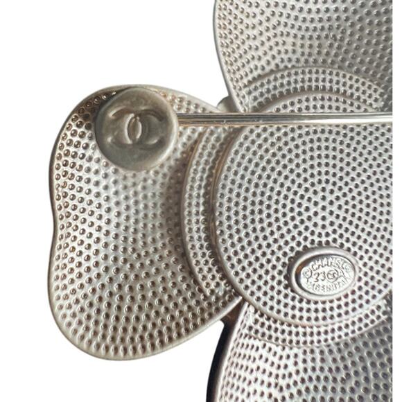 Chanel Gold Clover Onyx Brooch Autumn/Pre-Fall 2023 (CCXX012) - Picture 4 of 5